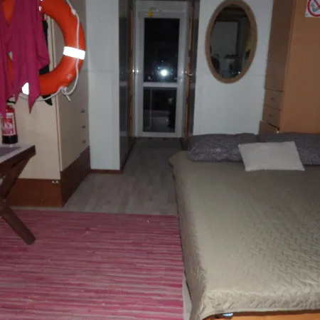 Parvmaja Scarlett Hotel en barco