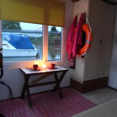 Botel Parvmaja Scarlett *